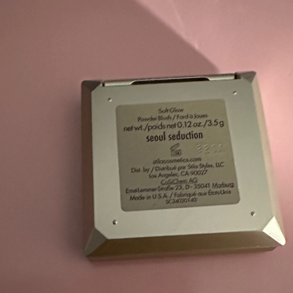 Stila Metallic Gold Compact - Picture 2 of 4